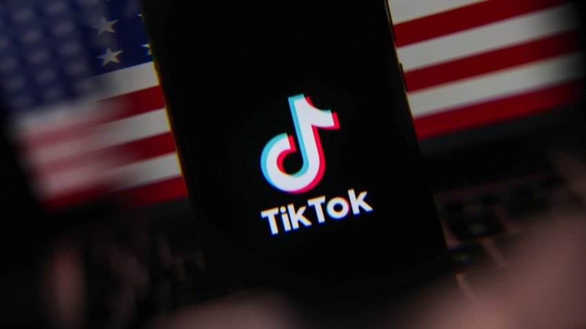 [CNBC] TikTok returns to Apple, Google app stores